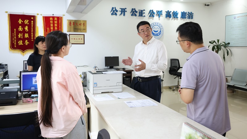 福建省澳门博彩在线领导“进窗口 走流程”体验政务服务事项办理流程